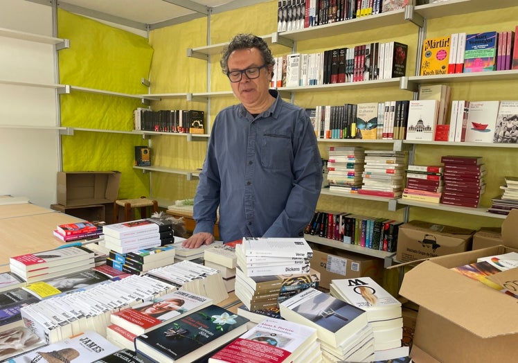 Pepe Miralles prepara la caseta de la que va a ser su última Fira del Llibre como librero profesional.