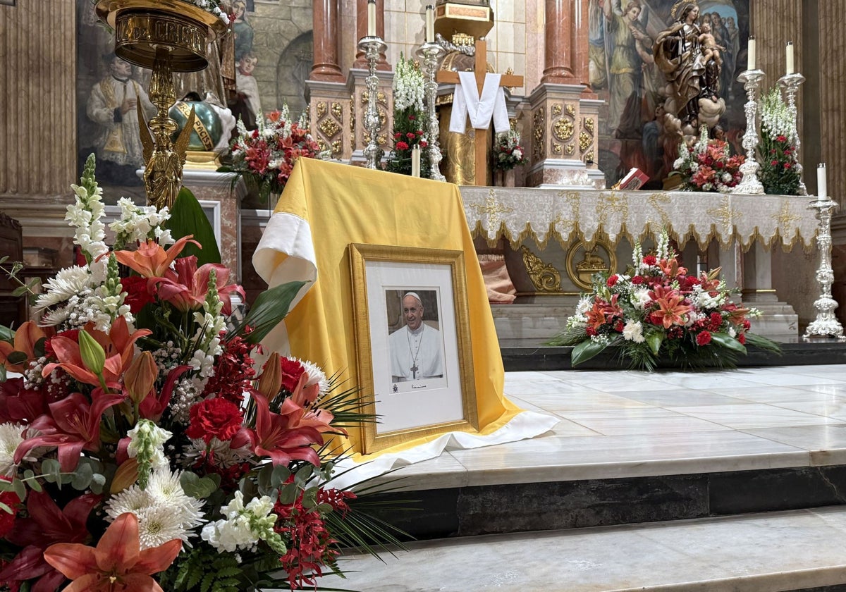 El altar de la parroquia con la imagen de Francisco.