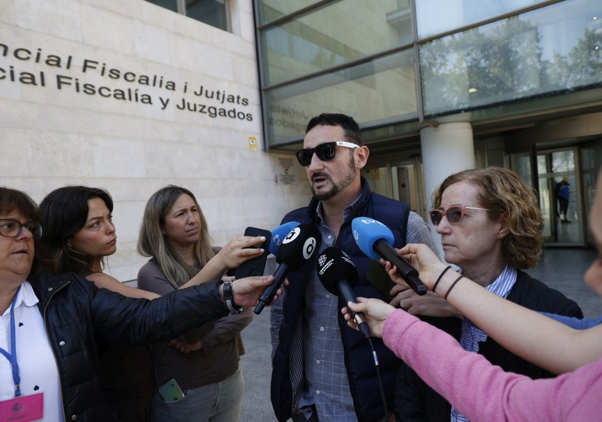 «Mi padre murió en el garaje. No llegó nadie hasta el quinto día»