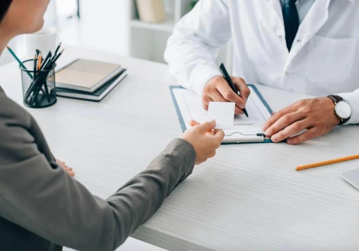 Una mujer acude a la consulta médica, imagen de archivo.