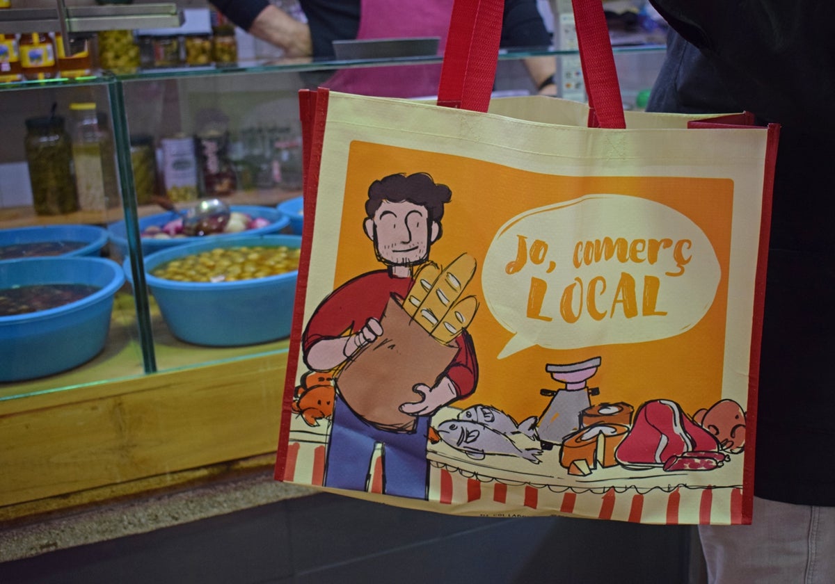 Cliente comprando en un comercio local.