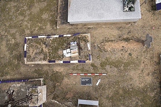Exhumación en la fosa 177 del cementerio de Paterna.