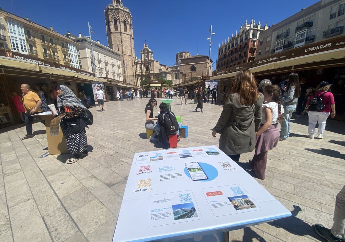 El traslado de casetas convierte la plaza de la Reina en el epicentro de la artesanía