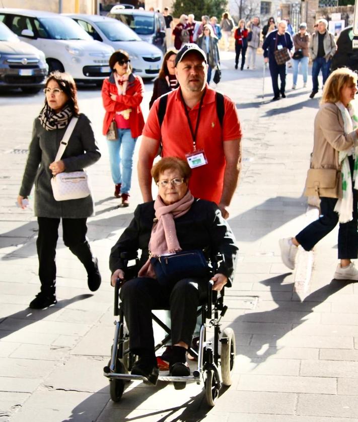 Imagen secundaria 2 - Valencianos en Roma: Tres horas y media de cola para ver al Papa