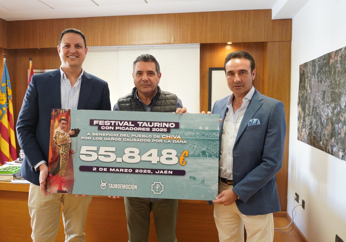 Alberto García (Tauroemoción); el alcalde, Ernesto Navarro, y el matador Enrique Ponce.