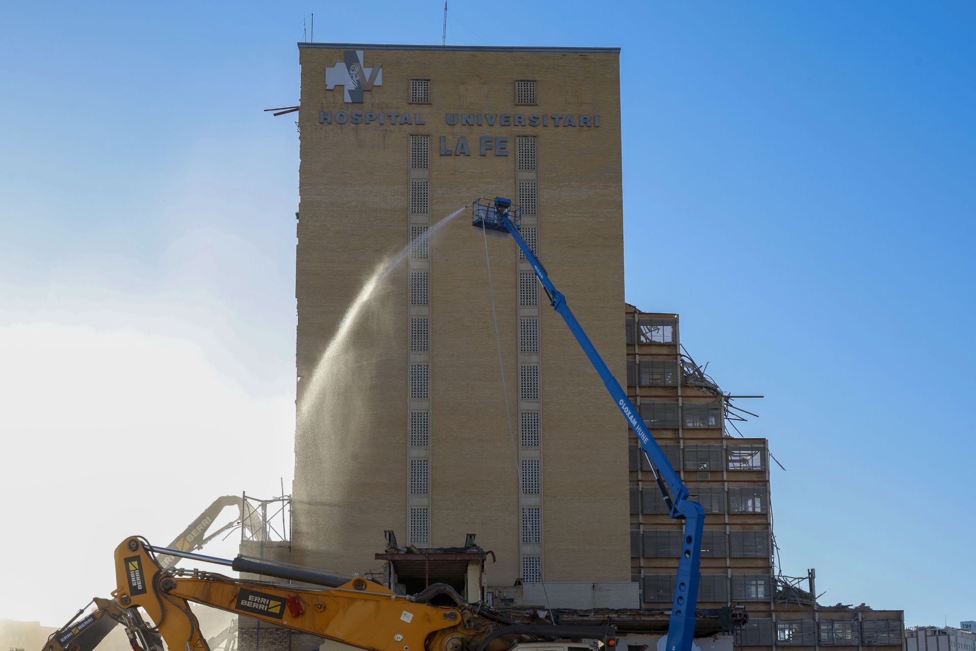 Demolición del antiguo hospital La Fe en Valencia