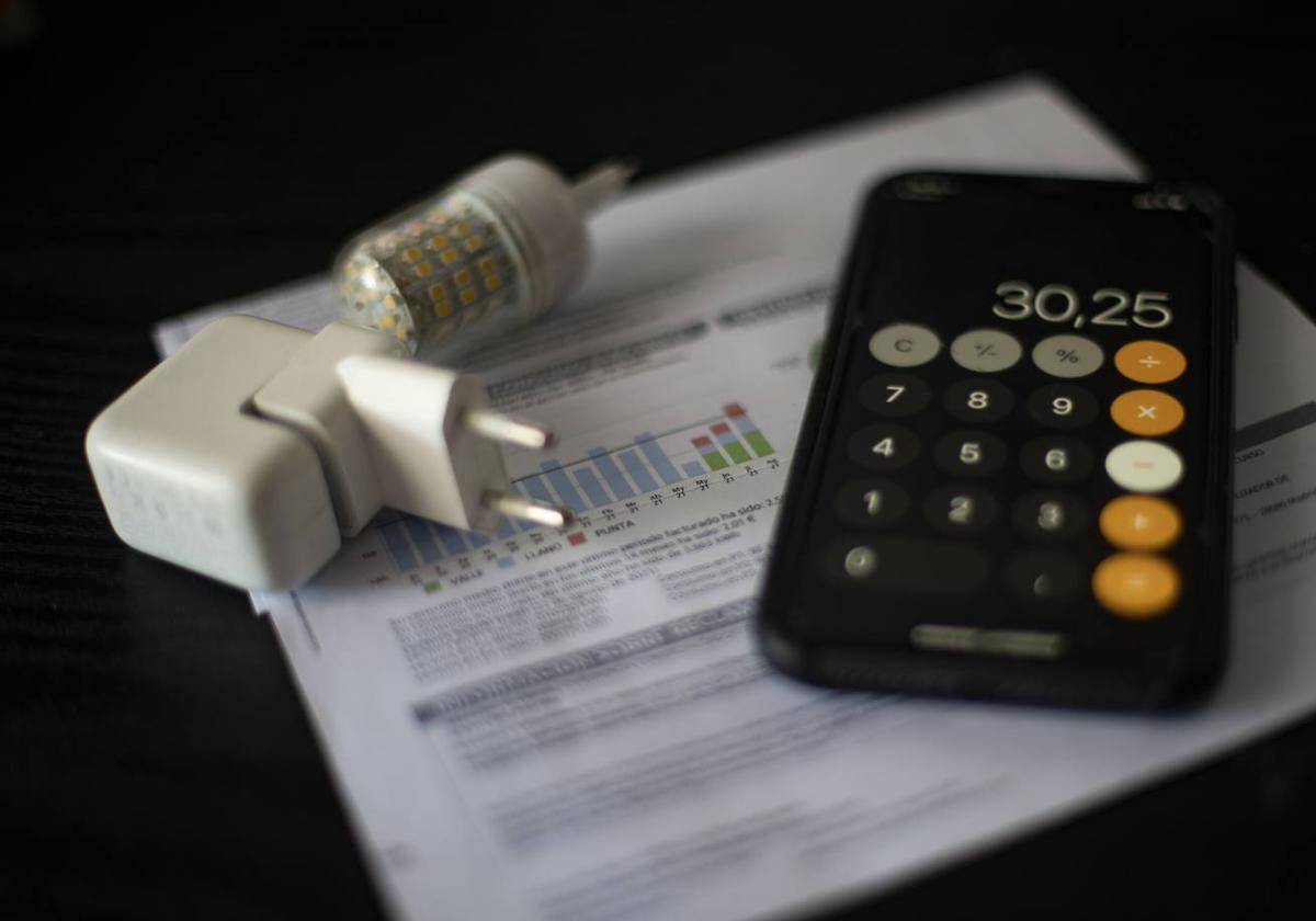 El precio de la luz cambia de tendencia con la nueva tarifa este viernes: las horas gratuitas o en negativo para enchufar electrodomésticos
