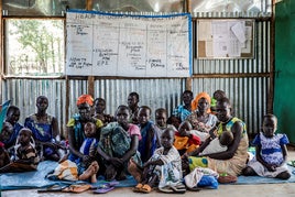 Madres y niños esperan para ser atendidos en las consultas de salud en Gambella (Etiopía).