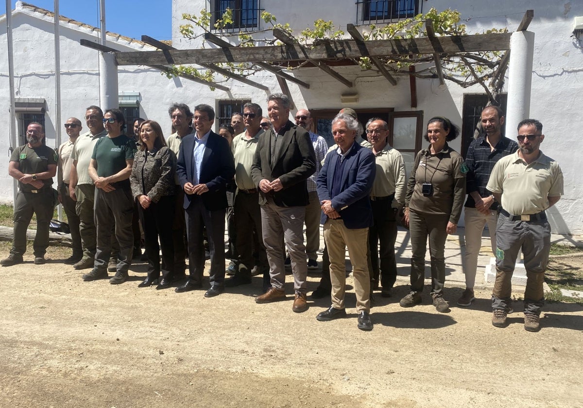 Imagen principal - El presidente de la Generalitat, Carlos Mazón, en la entrega de uniformes a los agentes medioambientales.