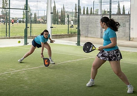 Dos jugadoras, durante una partida de pádel.