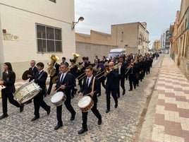 La banda de Algemesí en un pasacalles.