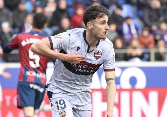 Álex Forés celebrando su gol frente al Huesca.