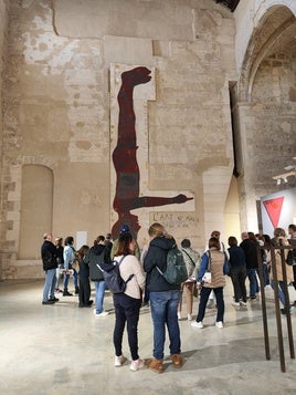 Visitantes en la muestra de Artur Heras.