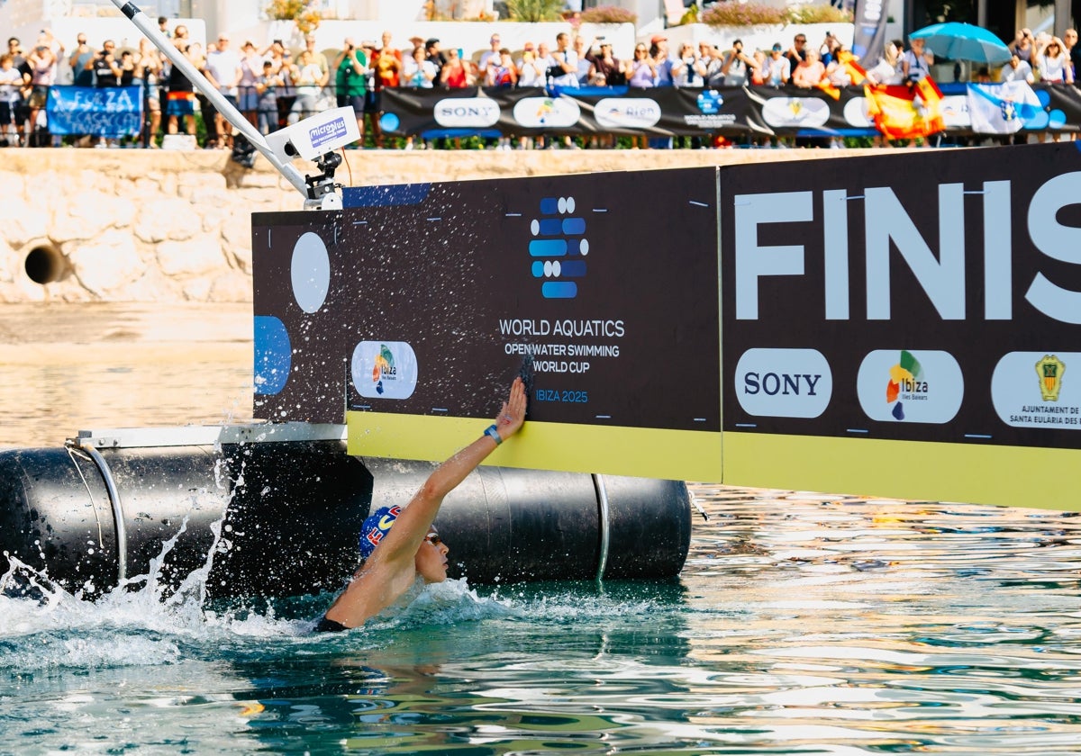 La ilicitana Ángela Martínez logra un histórico oro en la Copa del Mundo de Aguas Abiertas