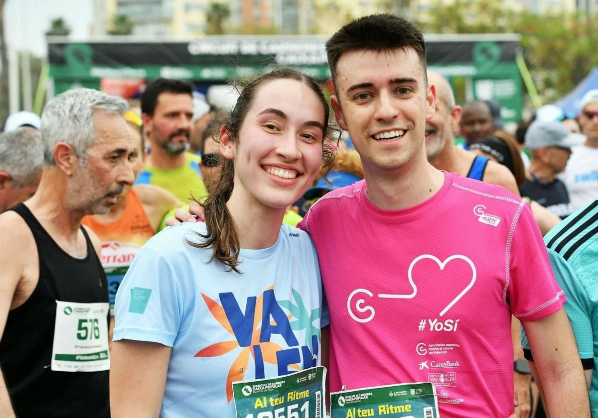 Dos jóvenes, en la Volta a Peu per la Discapacitat celebrada en abril de 2025.