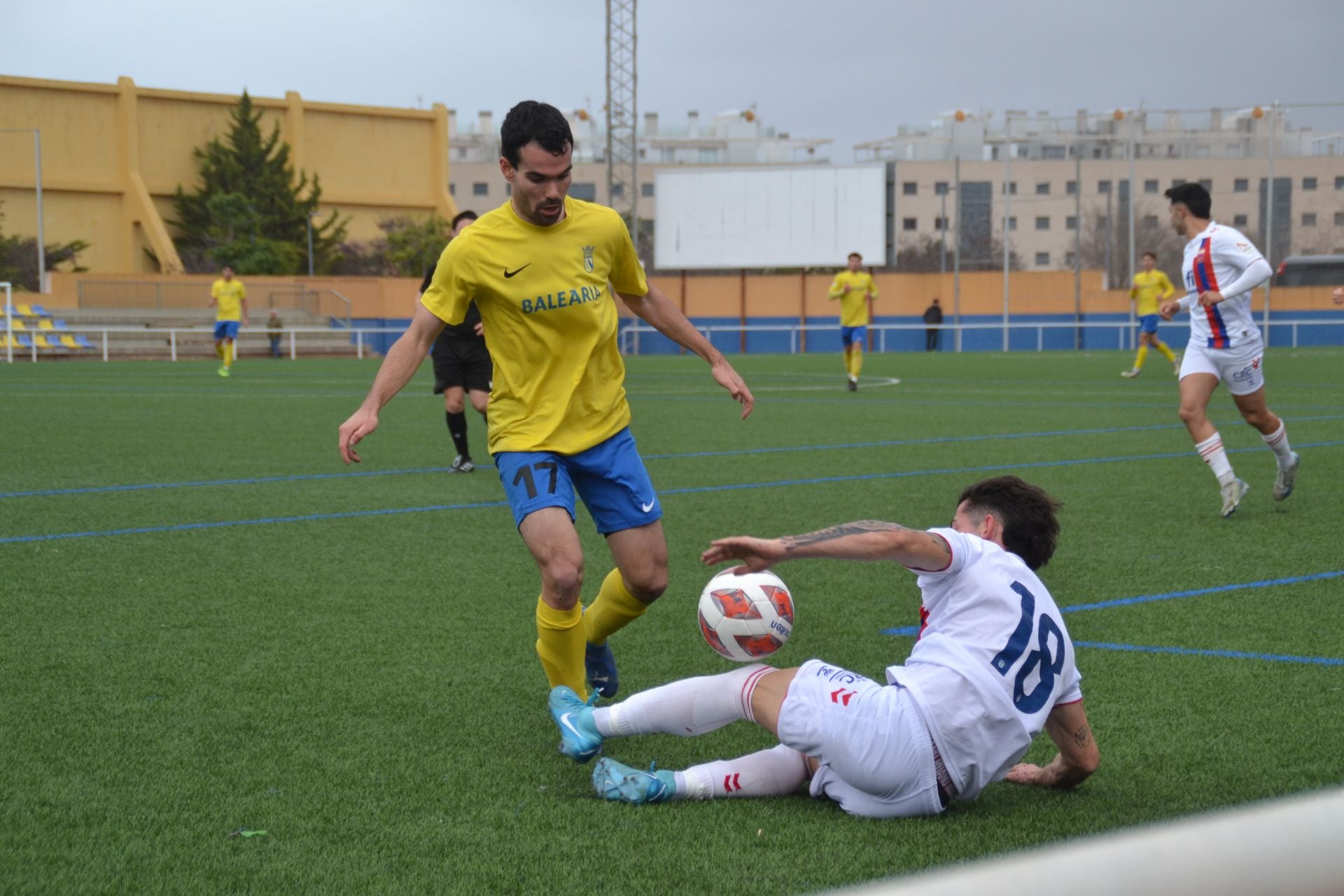 El dianense Zazo pugnando por el balón.