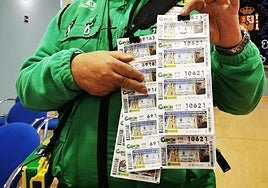 Un vendedor de la ONCE en una imagen de archivo.