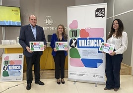La concejala de Recursos Humanos y Participación, Julia Climent, junto a Julio Aguado, director general de Participación y Acción Vecinal, y la jefa de sericio, Nuria Díez.