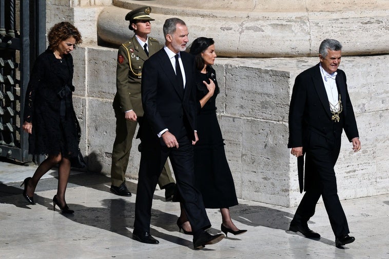 FOTOS | Todas las imágenes de los reyes Felipe y Letizia en el funeral