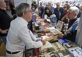 Santiago Posteguillo conversa con un lector en la Fira del Llibre.