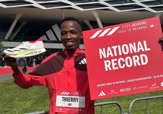 Thierry Ndikumwenayo, tras la consecución del récord.