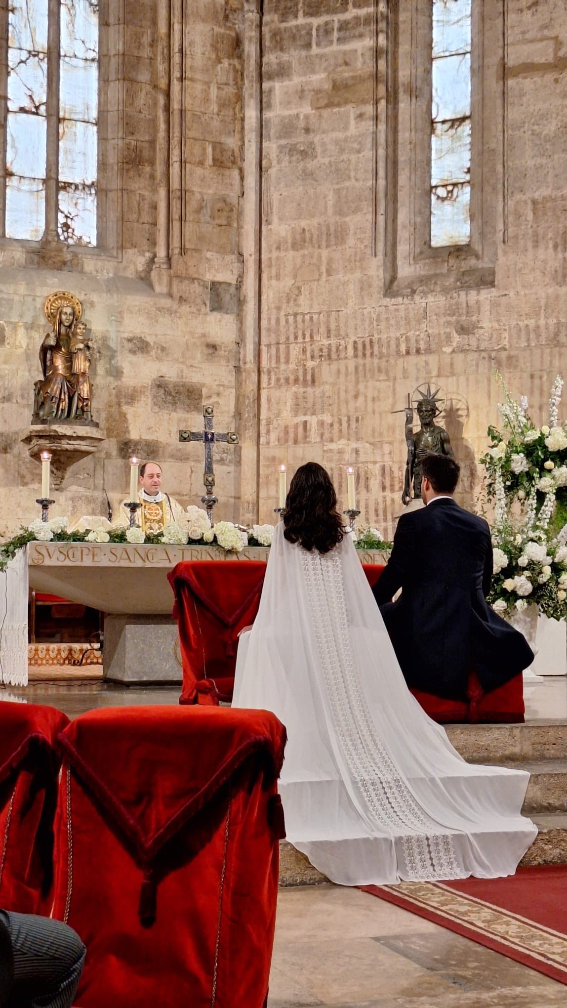 La novia llevaba un velo bordado sobre un vestido de Rosa Clará.