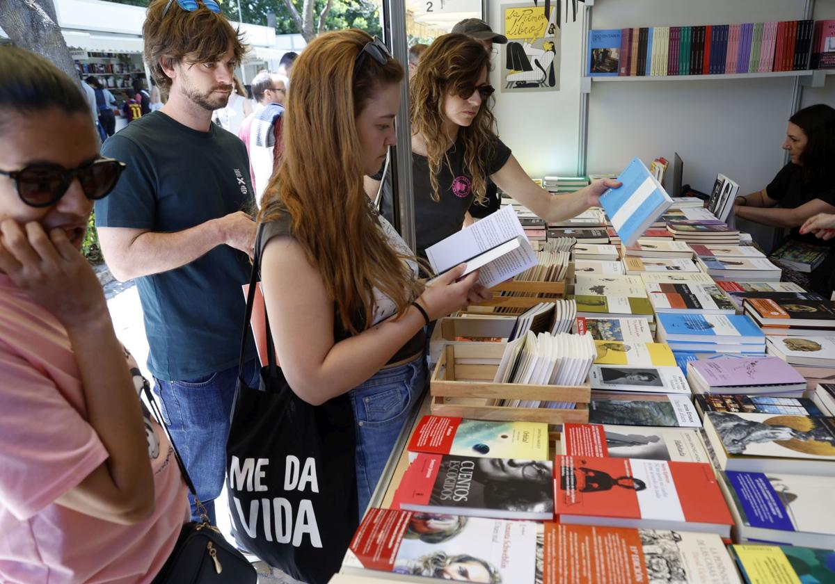 Quién firma este lunes 28 de abril en la Feria del libro en Valencia: horarios, actos y escritores
