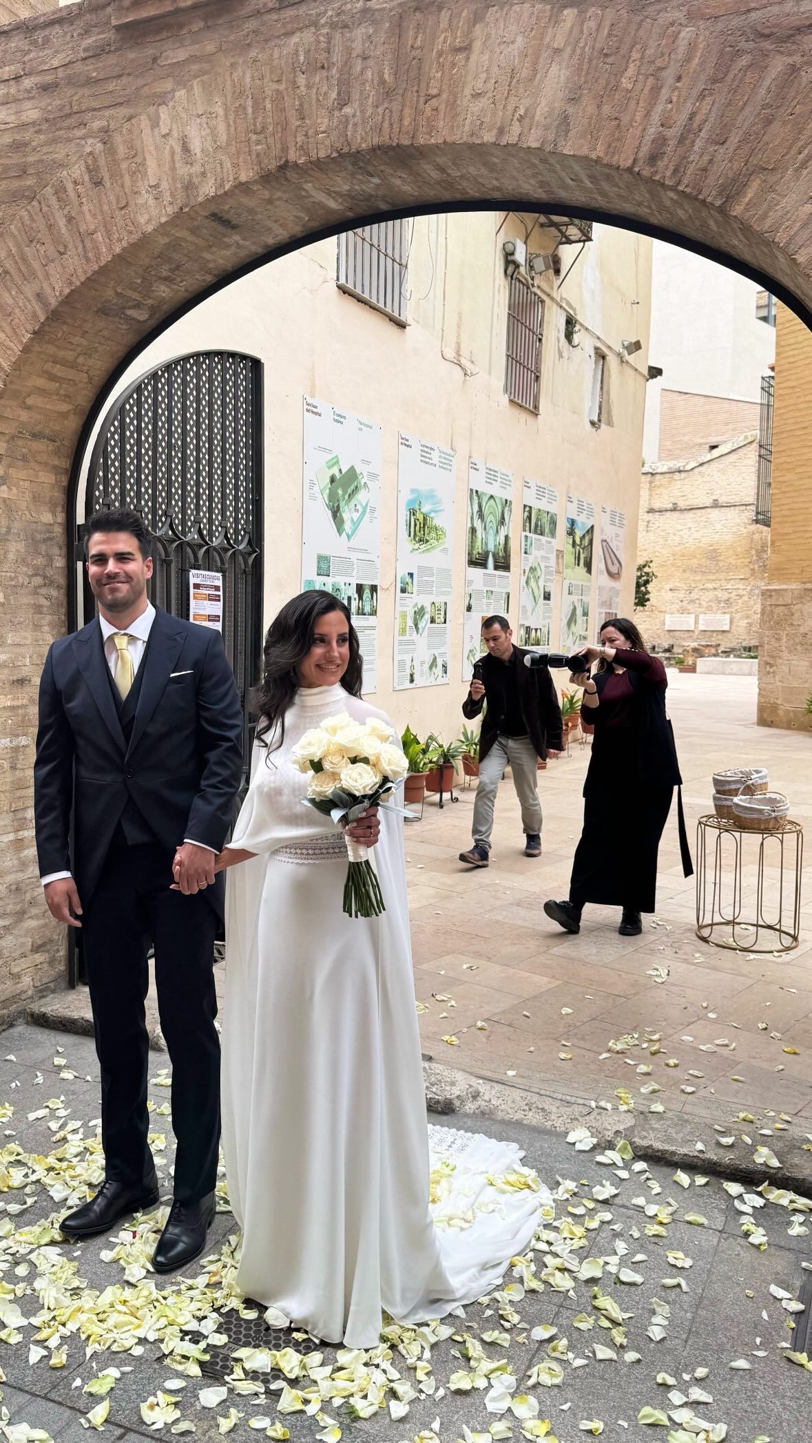 Los novios estaban radiantes tras la boda y fueron recibidos por una lluvia de pétalos.