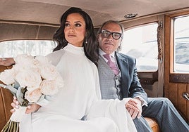 Begoña Sendra al llegar a la iglesia acompañada de su padre, Luis Sendra.