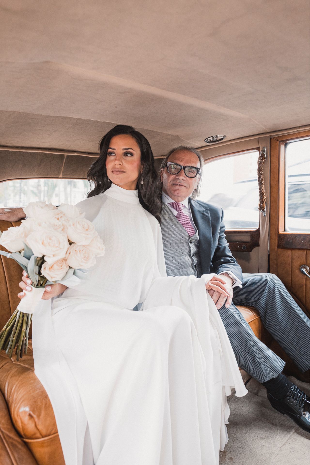 Begoña con su padre, Luis Sendra, antes de bajar del vehículo en la iglesia de San Juan del Hospital.