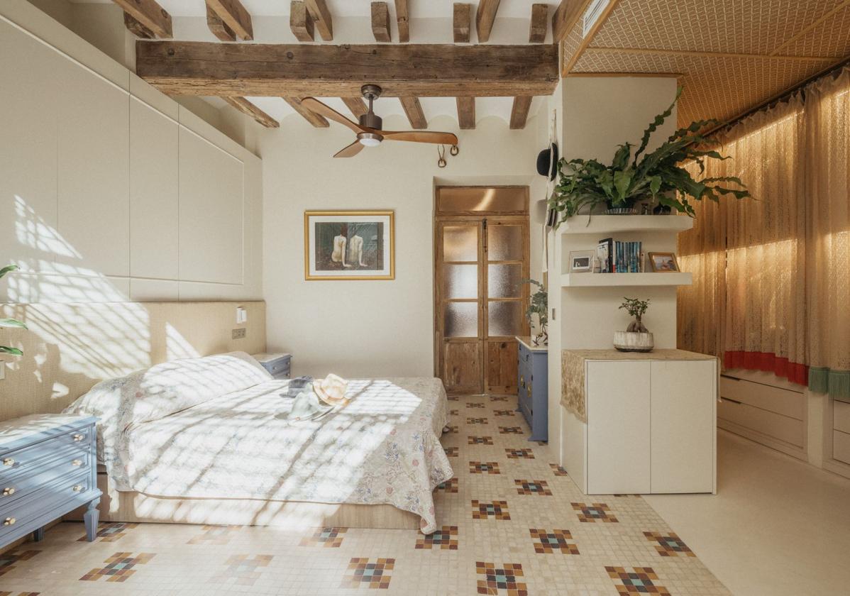 Dormitorio de la vivienda, donde se han rescatado puertas y vigas antiguas.