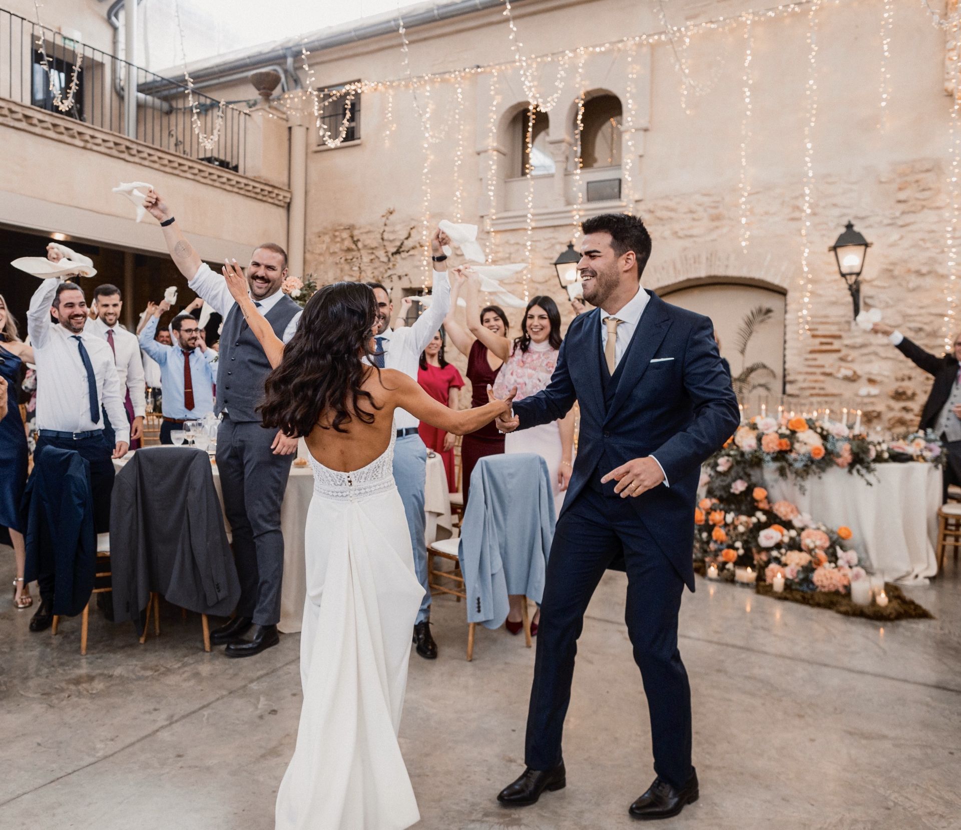 La pareja disfrutó con amigos y familia de la celebración posterior.