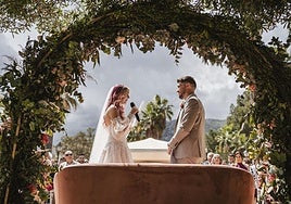 Nuria Adraos lee los votos que le dedicó a Hernán.