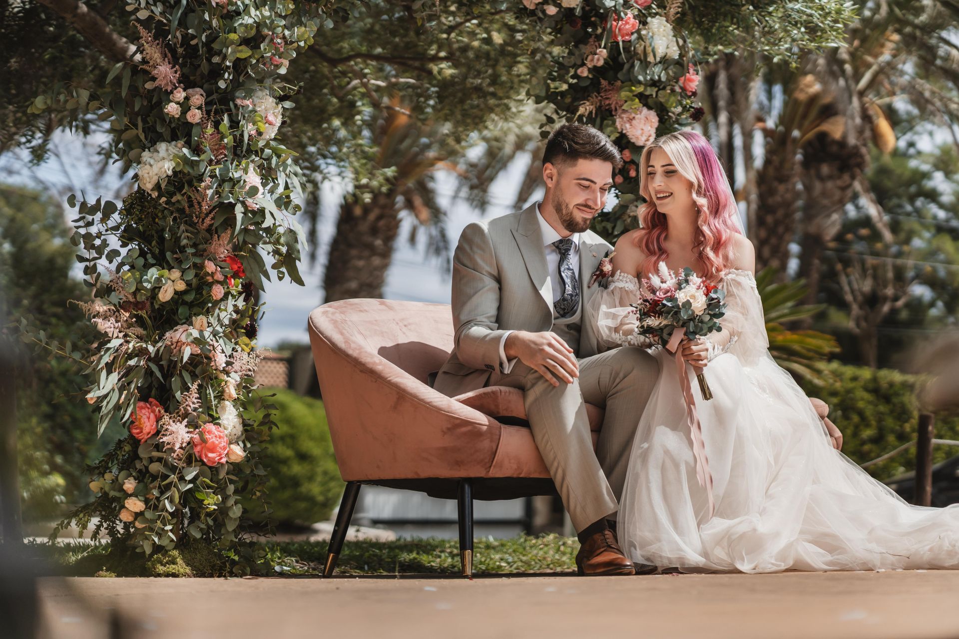 La pareja, que escuchó a sus amigos y familiares bajo un arco de flores a juego con el ramo de Nuria.