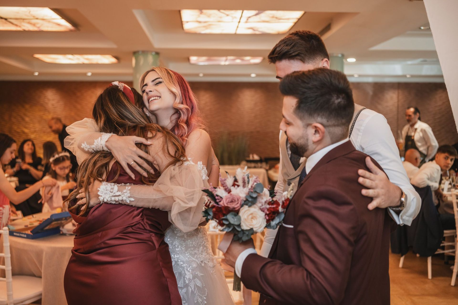 Los oficiantes de la ceremonia, sus mejores amigos, recibieron el ramo de la novia.