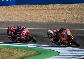 El valenciano Ángel Piqueras persigue a José Antonio Rueda durante la carrera de este domingo en Jerez.