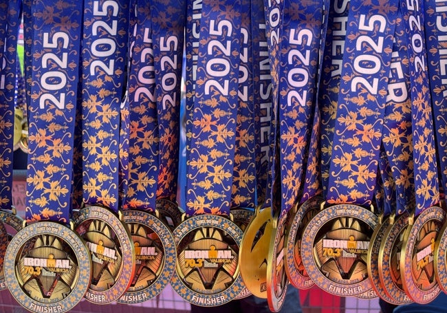 Las medallas para los triatletas en el Ironman Valencia 70.3.