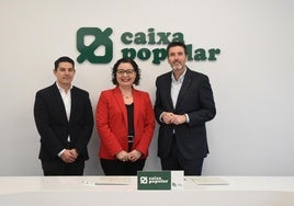 Firma del acuerdo entre Caixa Popular e Ivefa.