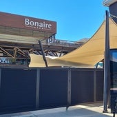 La entrada principal de Bonaire, con la puerta cerrada tras el apagón.