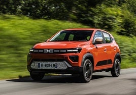 El Dacia Spring ha recibido un rediseño a nivel estético y notables mejoras en su nivel de equipamiento.