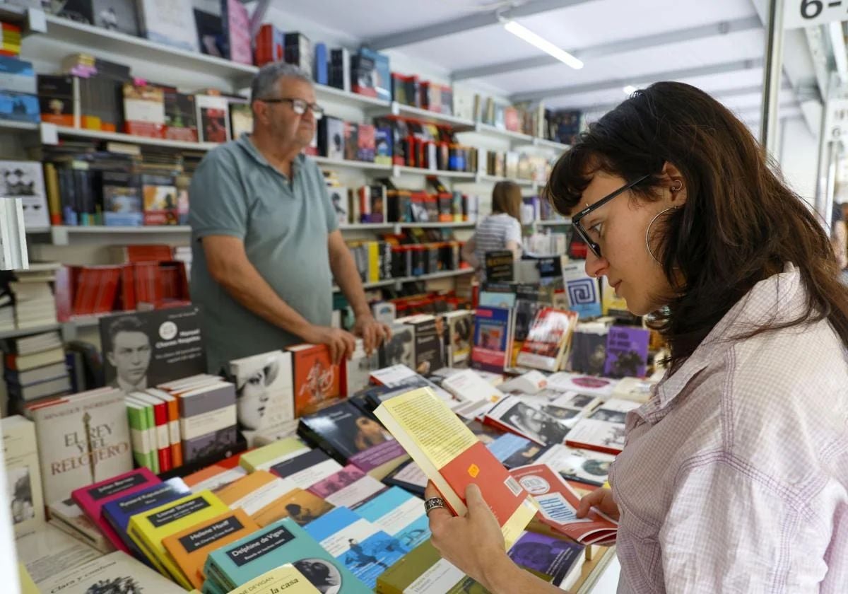 Una lectora en la Fira del Llibre de Valencia.