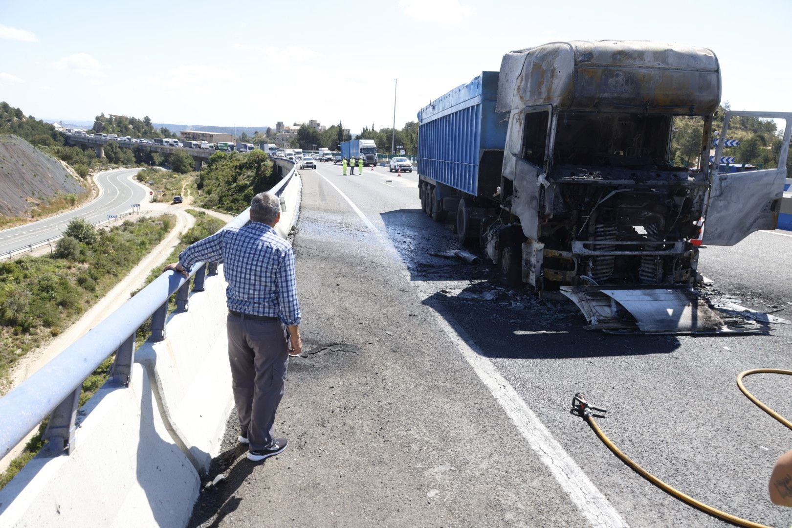 Las imágenes del incendio de un camión en la A-3 este lunes