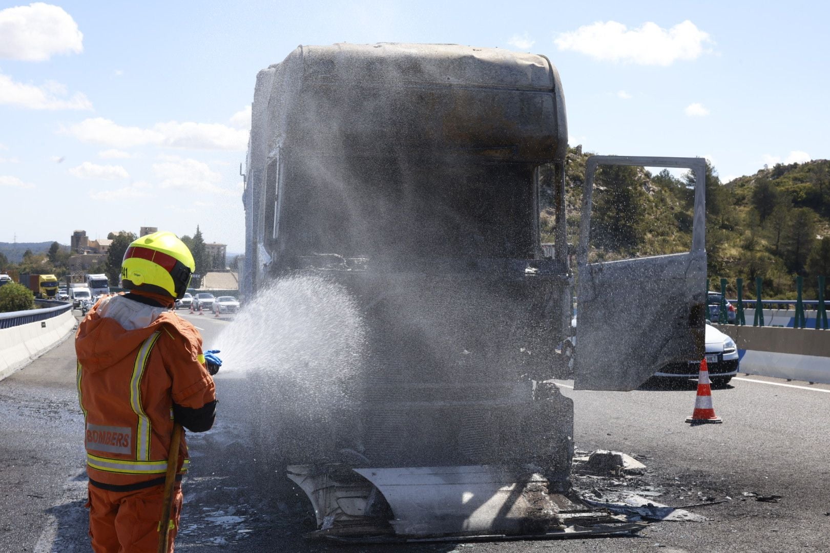 Las imágenes del incendio de un camión en la A-3 este lunes