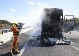 Las imágenes del incendio de un camión en la A-3 este lunes