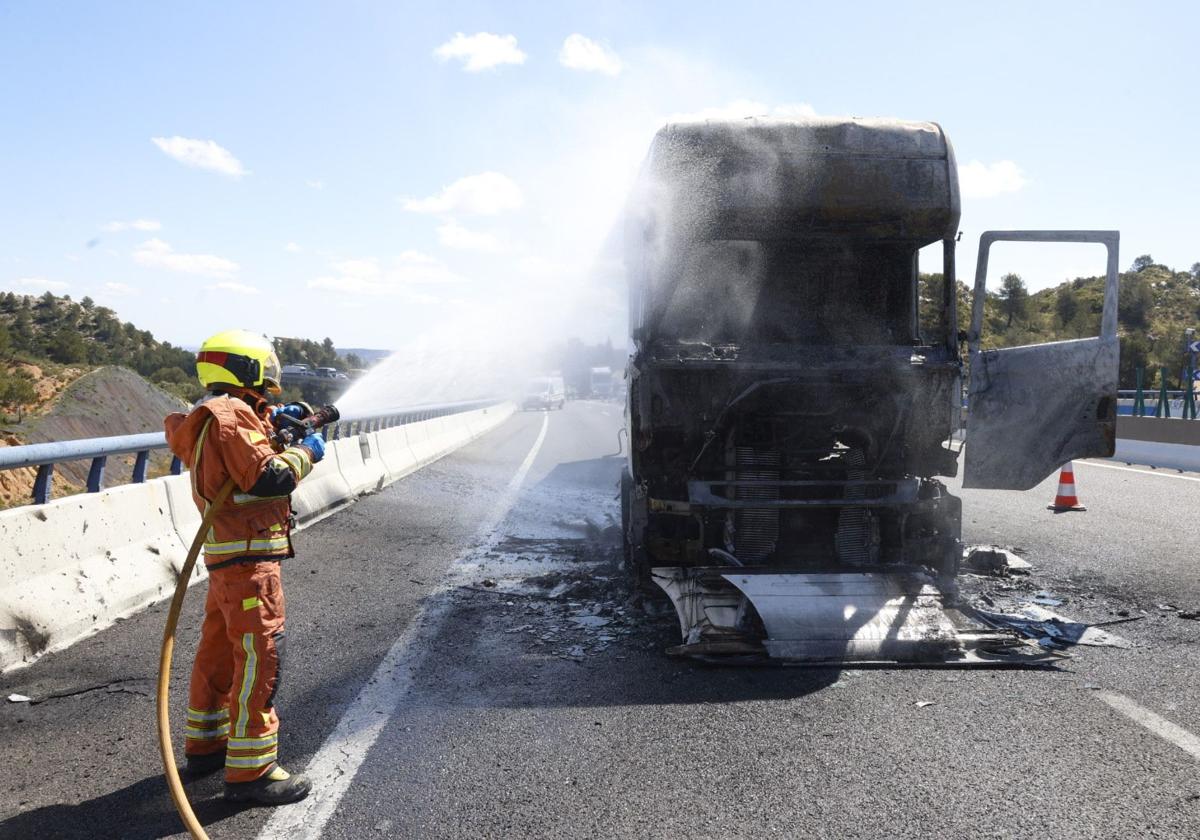 Las imágenes del incendio de un camión en la A-3 este lunes