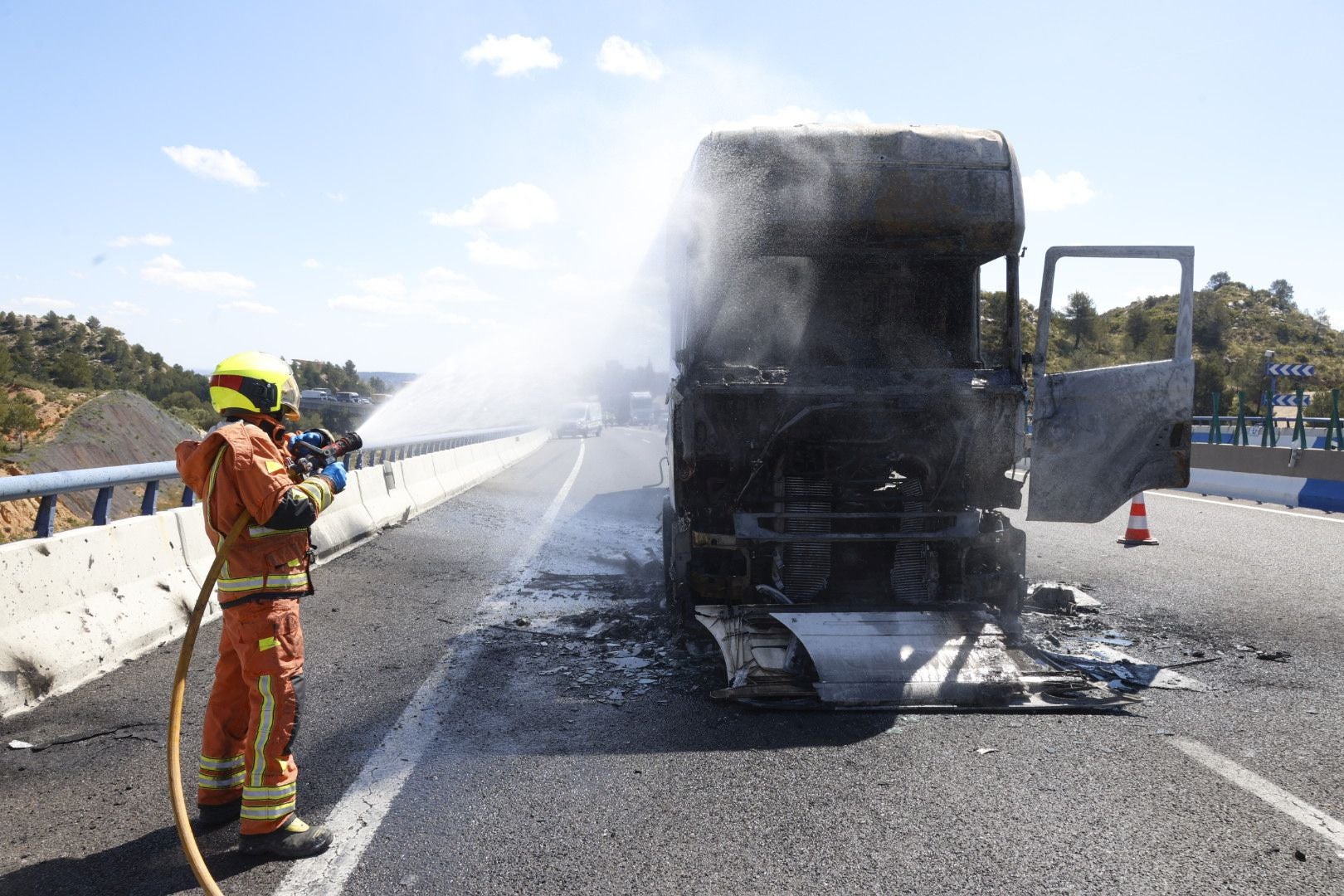 Las imágenes del incendio de un camión en la A-3 este lunes