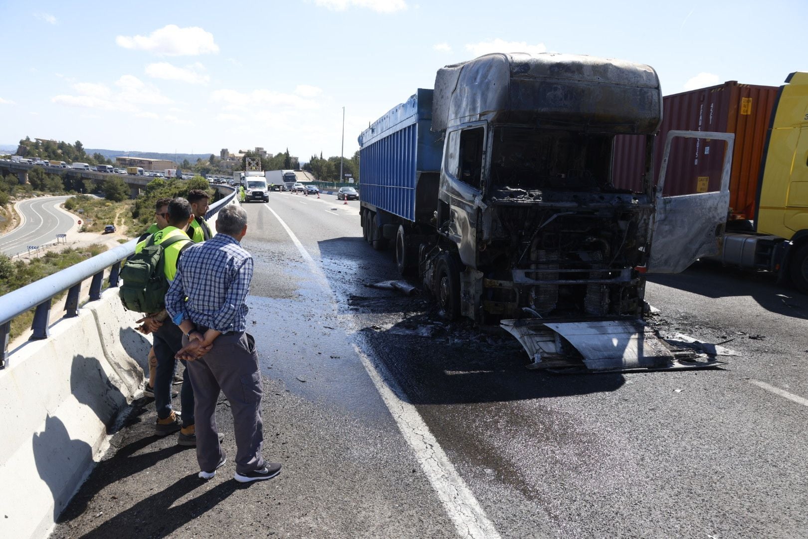 Las imágenes del incendio de un camión en la A-3 este lunes
