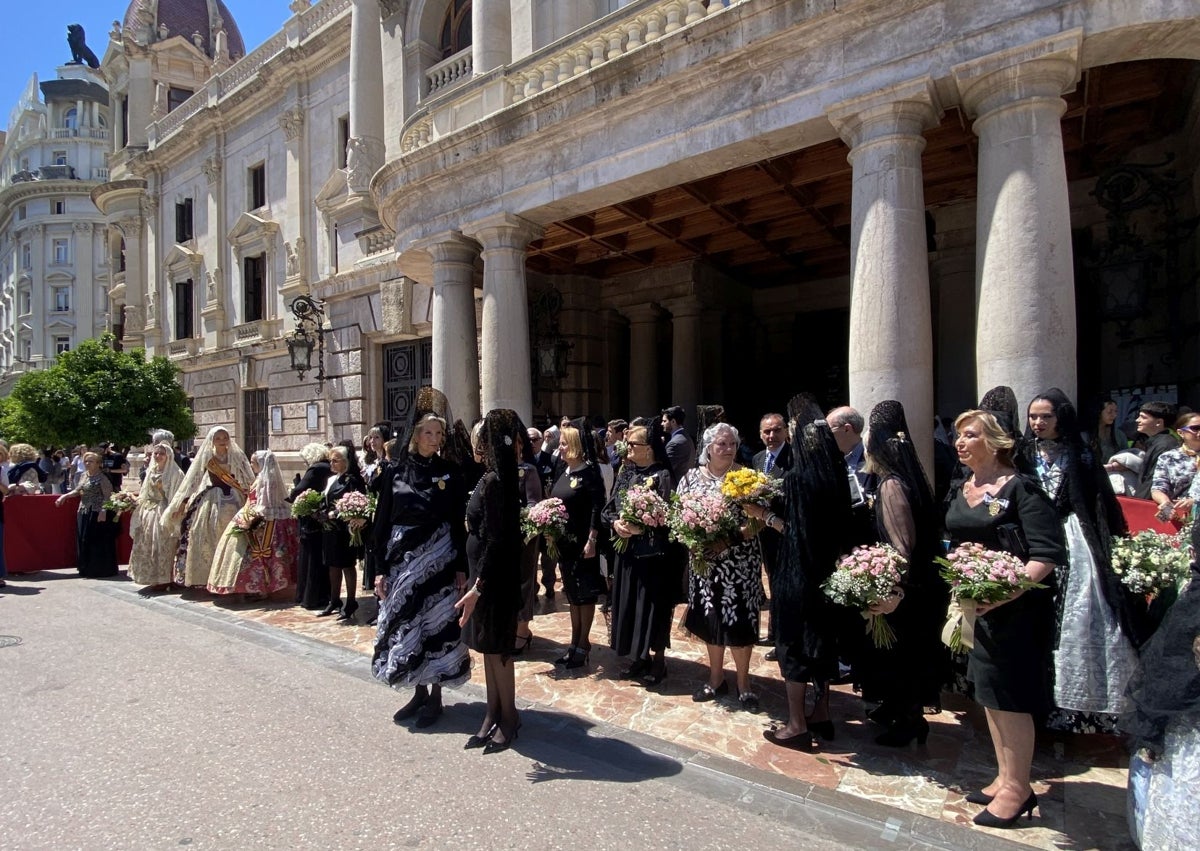 Imagen secundaria 1 - Berta Peiró y Marina García (FMV 2025); la concejala de Fiestas, Mónica Gil y la honorable clavariesa vicentina, María José Llorens, y honorables clavariesas de anteriores edifciones; como Amparo Chova, junto a Antonio Alpuente, vciepresidente de la JCV.
