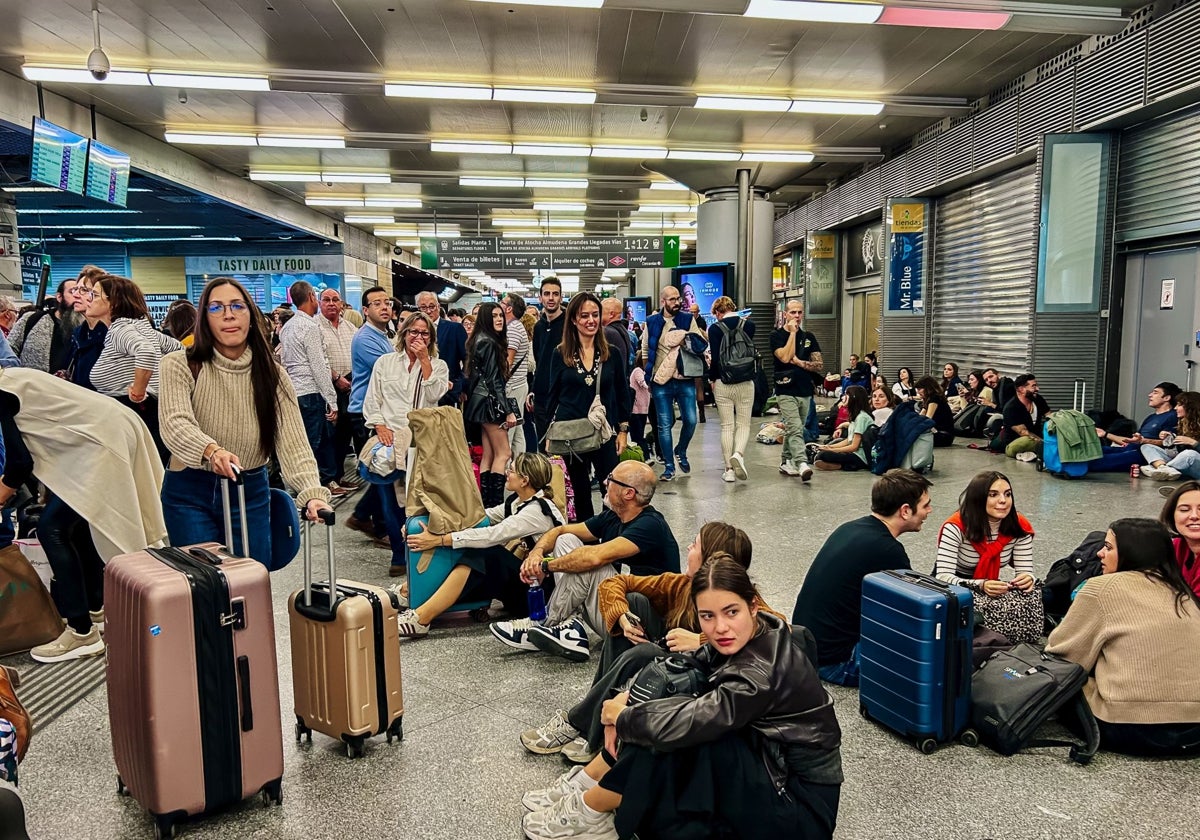 Viajeros esperando un transporte.