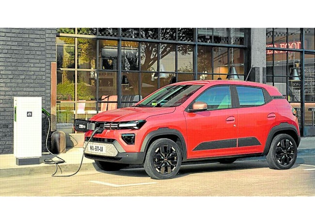 La toma de carga está tras el logotipo de Dacia.